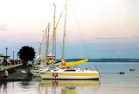 La bellezza del Balaton affascina gli ospiti, cos come i suoi abitanti. Con i suoi 77 km di lunghezza il lago Balaton  il lago pi grande dell'Europa centrale. La zona  turisticamente interessante grazie alla vasta offerta di programmi per relax, sport e avventura. La punta est del lago dista solo 100 km da Budapest.