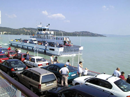 La bellezza del Balaton affascina gli ospiti, cos come i suoi abitanti. Con i suoi 77 km di lunghezza il lago Balaton  il lago pi grande dell'Europa centrale. La zona  turisticamente interessante grazie alla vasta offerta di programmi per relax, sport e avventura. La punta est del lago dista solo 100 km da Budapest.