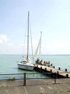 La bellezza del Balaton affascina gli ospiti, cos come i suoi abitanti. Con i suoi 77 km di lunghezza il lago Balaton  il lago pi grande dell'Europa centrale. La zona  turisticamente interessante grazie alla vasta offerta di programmi per relax, sport e avventura. La punta est del lago dista solo 100 km da Budapest.