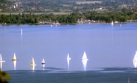 La bellezza del Balaton affascina gli ospiti, cos come i suoi abitanti. Con i suoi 77 km di lunghezza il lago Balaton  il lago pi grande dell'Europa centrale. La zona  turisticamente interessante grazie alla vasta offerta di programmi per relax, sport e avventura. La punta est del lago dista solo 100 km da Budapest.