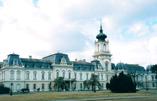 Die Schnheit des Balatons fasziniert Gste und Anwohner gleichermaen.Mit seiner Lnge von 77 km ist der Balaton der grte Binnensee Mitteleuropas. Die vielen Angebote fr Aktivurlaub, Erholung und Abenteuer machen das Gebiet touristisch interessant. Die Ostspitze des Sees ist 100 km von Budapest entfernt.