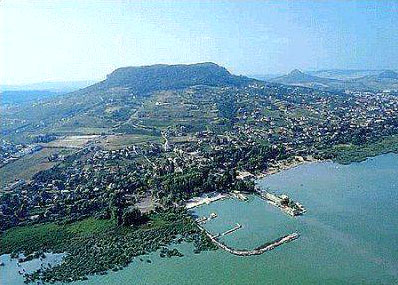 La bellezza del Balaton affascina gli ospiti, cos come i suoi abitanti. Con i suoi 77 km di lunghezza il lago Balaton  il lago pi grande dell'Europa centrale. La zona  turisticamente interessante grazie alla vasta offerta di programmi per relax, sport e avventura. La punta est del lago dista solo 100 km da Budapest.