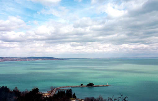 La bellezza del Balaton affascina gli ospiti, cos come i suoi abitanti. Con i suoi 77 km di lunghezza il lago Balaton  il lago pi grande dell'Europa centrale. La zona  turisticamente interessante grazie alla vasta offerta di programmi per relax, sport e avventura. La punta est del lago dista solo 100 km da Budapest.