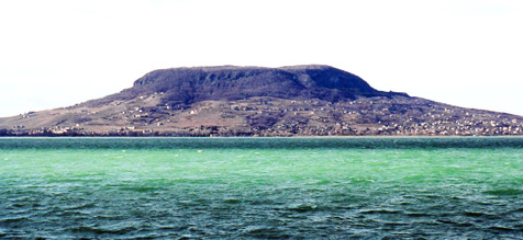 Los mil rostros y la belleza de este lago dejan prendido no slo al turista sino al habitante de la zona. Con 77 kms de largo constituye el lago ms grande de Europa Central; su orilla ms oriental se encuentra a 100 kms de Budapest.