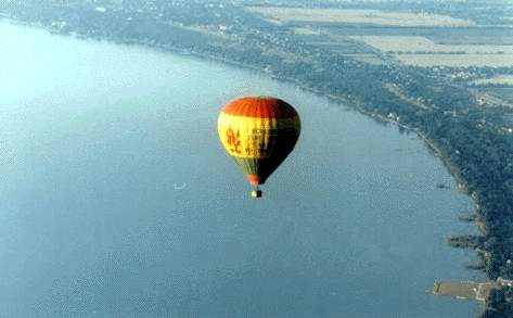 La bellezza del Balaton affascina gli ospiti, cos come i suoi abitanti. Con i suoi 77 km di lunghezza il lago Balaton  il lago pi grande dell'Europa centrale. La zona  turisticamente interessante grazie alla vasta offerta di programmi per relax, sport e avventura. La punta est del lago dista solo 100 km da Budapest.