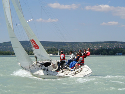 Die Schnheit des Balatons fasziniert Gste und Anwohner gleichermaen.Mit seiner Lnge von 77 km ist der Balaton der grte Binnensee Mitteleuropas. Die vielen Angebote fr Aktivurlaub, Erholung und Abenteuer machen das Gebiet touristisch interessant. Die Ostspitze des Sees ist 100 km von Budapest entfernt.