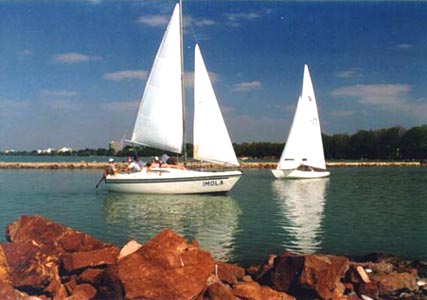 La bellezza del Balaton affascina gli ospiti, cos come i suoi abitanti. Con i suoi 77 km di lunghezza il lago Balaton  il lago pi grande dell'Europa centrale. La zona  turisticamente interessante grazie alla vasta offerta di programmi per relax, sport e avventura. La punta est del lago dista solo 100 km da Budapest.