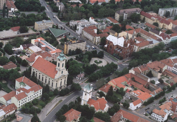 Bkscsaba que es mencionada tambin como la puerta del este del pas, se ubica en el centro del Valle Krs. Es el centro cultural, econmico y de educacin de la provincia Bks.