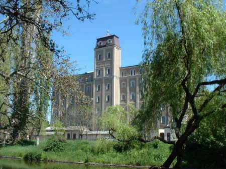 Bkscsaba que es mencionada tambin como la puerta del este del pas, se ubica en el centro del Valle Krs. Es el centro cultural, econmico y de educacin de la provincia Bks.