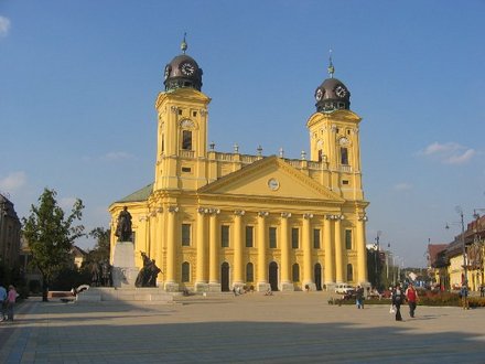 Debrecen es la segunda ciudad en importancia después de Budapest y constituye el centro cultural y de las ciencias de la mitad este del país. Su importancia turística depende en gran medida de su posición geográfica, de su propia historia, sus tradiciones religiosas y sus valores culturales.