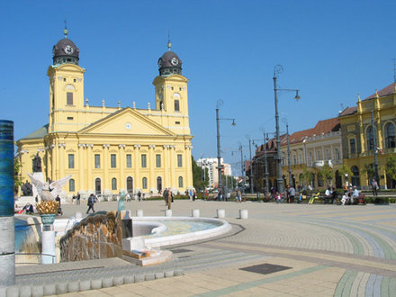 Debrecen es la segunda ciudad en importancia despus de Budapest y constituye el centro cultural y de las ciencias de la mitad este del pas. Su importancia turstica depende en gran medida de su posicin geogrfica, de su propia historia, sus tradiciones religiosas y sus valores culturales.