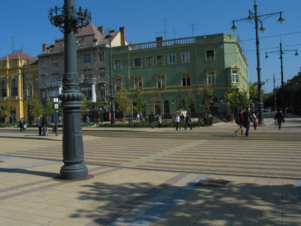 Debrecen è la più grande città dell'Ungheria orientale, dista da Budapest 225 km e raggiungibile sull'autostrada M3 e la strada nr. 35 solo in 2 ore. Debrecen è un centro economico e culturale sulla Gran Pianura e sopratutto la sede del protestantismo ungherese.