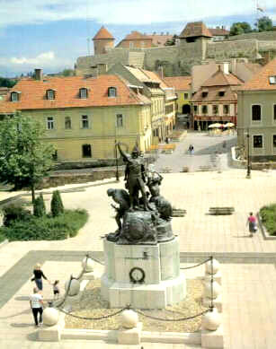 Eger es la ciudad de los viedos y los vinos. Desde su castillo se extiende una magnfica vista del centro de la ciudad y sus alrededores. Es una ciudad importante no slo por su rico pasado histrico, sino tambin por sus edificios de gran valor arquitectnico, por su minarete, sus aguas termales, su gastronoma, vinos y el buen humor de su gente. Se encuentra a 125 kms de Budapest.