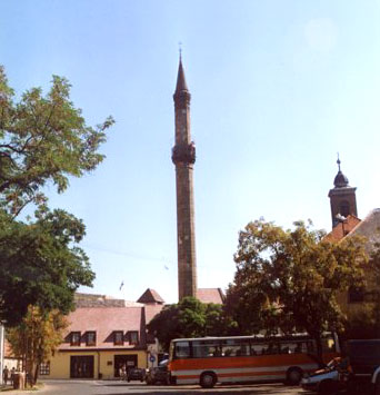 Eger es la ciudad de los viedos y los vinos. Desde su castillo se extiende una magnfica vista del centro de la ciudad y sus alrededores. Es una ciudad importante no slo por su rico pasado histrico, sino tambin por sus edificios de gran valor arquitectnico, por su minarete, sus aguas termales, su gastronoma, vinos y el buen humor de su gente. Se encuentra a 125 kms de Budapest.