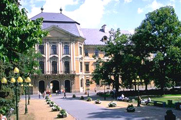 Eger - Stadt der Trauben und Weine. Die Burg bietet eine hervorragende Aussicht auf das hbsche Stadtzentrum. Die Stadt mit ihrer ruhmreichen geschichtlichen Vergangenheit, den Minaretten und Palsten ist ein idealer Ferienort fuer alle, die Thermalbaeder, gutes Essen, Wein und natrlich Unterhaltung suchen. Eger liegt 125 km von Budapest.