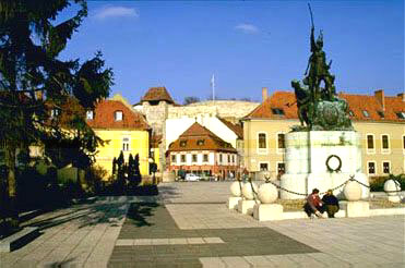 Eger - citt delle uve e dei vini. Il castello offre un meraviglioso panorama sul grazioso centro citt. La citt con il suo famoso passato, i minareti e palazzi  la destinazione ideale per tutti coloro che cercano bagni termali, buona cucina, ottimi vini e tanto divertimento. Eger  situata a 125 km da Budapest.