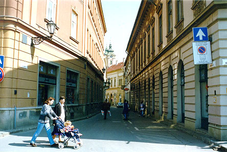 Eger - Stadt der Trauben und Weine. Die Burg bietet eine hervorragende Aussicht auf das hbsche Stadtzentrum. Die Stadt mit ihrer ruhmreichen geschichtlichen Vergangenheit, den Minaretten und Palsten ist ein idealer Ferienort fuer alle, die Thermalbaeder, gutes Essen, Wein und natrlich Unterhaltung suchen. Eger liegt 125 km von Budapest.