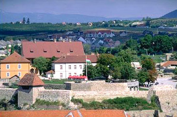 Eger - citt delle uve e dei vini. Il castello offre un meraviglioso panorama sul grazioso centro citt. La citt con il suo famoso passato, i minareti e palazzi  la destinazione ideale per tutti coloro che cercano bagni termali, buona cucina, ottimi vini e tanto divertimento. Eger  situata a 125 km da Budapest.