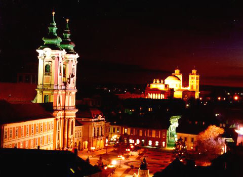 Eger - Stadt der Trauben und Weine. Die Burg bietet eine hervorragende Aussicht auf das hbsche Stadtzentrum. Die Stadt mit ihrer ruhmreichen geschichtlichen Vergangenheit, den Minaretten und Palsten ist ein idealer Ferienort fuer alle, die Thermalbaeder, gutes Essen, Wein und natrlich Unterhaltung suchen. Eger liegt 125 km von Budapest.