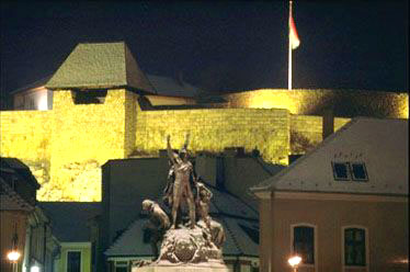 Eger - Stadt der Trauben und Weine. Die Burg bietet eine hervorragende Aussicht auf das hbsche Stadtzentrum. Die Stadt mit ihrer ruhmreichen geschichtlichen Vergangenheit, den Minaretten und Palsten ist ein idealer Ferienort fuer alle, die Thermalbaeder, gutes Essen, Wein und natrlich Unterhaltung suchen. Eger liegt 125 km von Budapest.