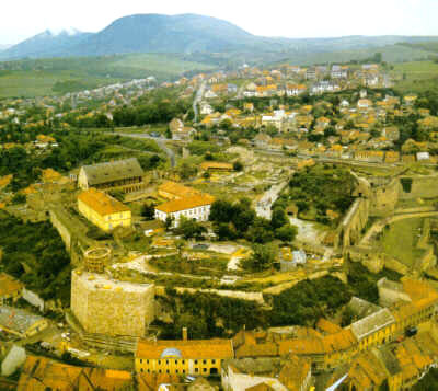 Eger - Stadt der Trauben und Weine. Die Burg bietet eine hervorragende Aussicht auf das hbsche Stadtzentrum. Die Stadt mit ihrer ruhmreichen geschichtlichen Vergangenheit, den Minaretten und Palsten ist ein idealer Ferienort fuer alle, die Thermalbaeder, gutes Essen, Wein und natrlich Unterhaltung suchen. Eger liegt 125 km von Budapest.