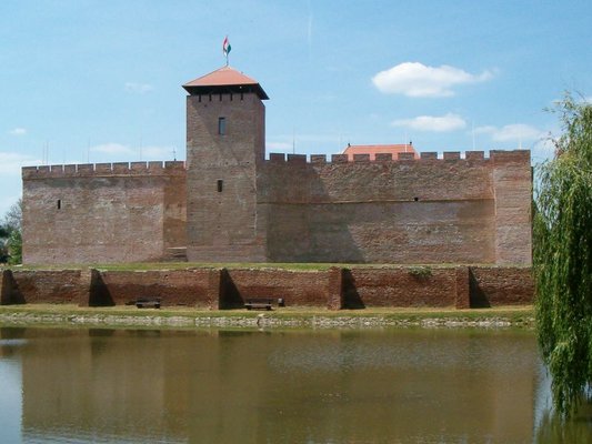 Gyula im Komitat Bks ist mit seinem lebhaften Fremdenverkehr, seinen Denkmlern und seiner historischen Vergangenheit eines der bedeutendsten kulturellen Zentren der Sd-Tiefebene. Die Stadt mit ihrem angenehmen Klima, schattigen Parks und Ruhe ist ein idealer Ort fr Erholung.