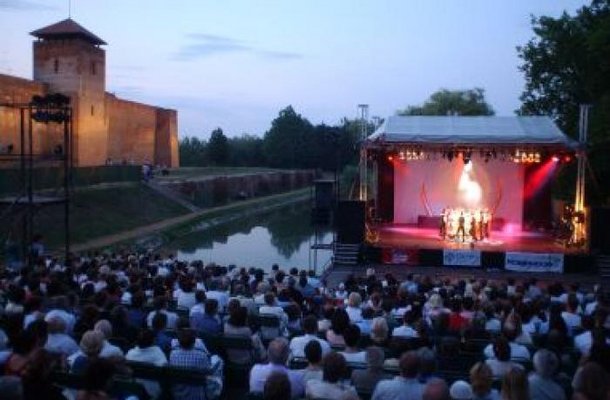 Gyula im Komitat Bks ist mit seinem lebhaften Fremdenverkehr, seinen Denkmlern und seiner historischen Vergangenheit eines der bedeutendsten kulturellen Zentren der Sd-Tiefebene. Die Stadt mit ihrem angenehmen Klima, schattigen Parks und Ruhe ist ein idealer Ort fr Erholung.