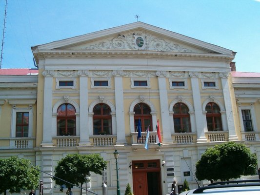 Gyula im Komitat Bks ist mit seinem lebhaften Fremdenverkehr, seinen Denkmlern und seiner historischen Vergangenheit eines der bedeutendsten kulturellen Zentren der Sd-Tiefebene. Die Stadt mit ihrem angenehmen Klima, schattigen Parks und Ruhe ist ein idealer Ort fr Erholung.