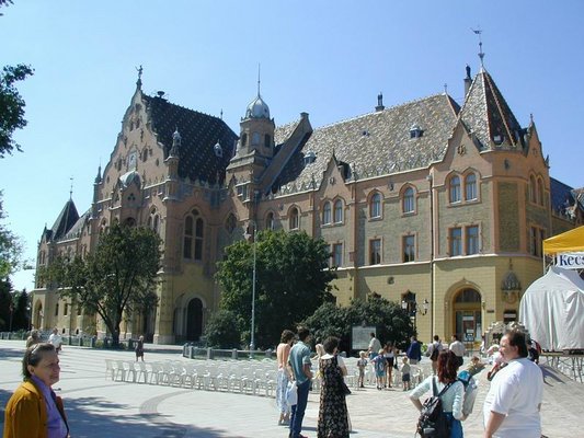 Kecskemt que esconde en si todas las bellezas y los valores de la Llanura es la sede de la provincia Bcs-Kiskun, est ubicada en la parte central de Hungra aproximadamente a 80 kilmetros de Budapest.
