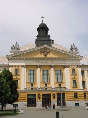 Kecskemt que esconde en si todas las bellezas y los valores de la Llanura es la sede de la provincia Bcs-Kiskun, est ubicada en la parte central de Hungra aproximadamente a 80 kilmetros de Budapest.