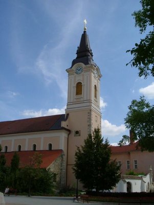 Kecskemt que esconde en si todas las bellezas y los valores de la Llanura es la sede de la provincia Bcs-Kiskun, est ubicada en la parte central de Hungra aproximadamente a 80 kilmetros de Budapest.