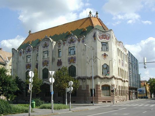 Kecskemt, la capoprovincia della regione di Bcs-Kiskun che si trova al centro di Ungheria, circa 80 km da Budapest, include tutti i valori e della bellezza della Granpianura.