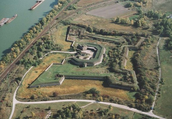 Die Stadt Komrom liegt an der nrdlichen Grenze von Ungarn, am westlichen Rande des Komitats Komrom-Esztergom, am rechten Ufer der Donau. Die Stadt ist mit ihrem damaligen nrdlichen Teil durch die Elisabethbrcke, mit dem heute schon zur Slowakei gehrenden Komarno verbunden.