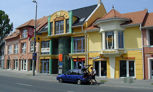 The city of Komarom is located in western Komarom-Esztergom county of northern Hungary, on the right bank of the Danube. Elizabeth bridge (Erzsbet hd) connects the city with its former northern district - this is now Komarno of Slovakia.