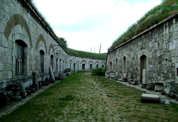 La cuidad de Komrom se ubica en la frontera norte de Hungra, en el limite norte de la provincia Komrom-Esztergom, en la parte derecha del Danubio. A la cuidad lo une el puente Erzsbet con su parte norte de antao: Komrno, hoy en da parte de Eslovaquia.