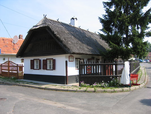 L'attrazione turistico di Mez.kövesd non é riguardante solo all'arte popolare matyó, ma anche al bagno termale piú noto dell'Ungheria del nord.