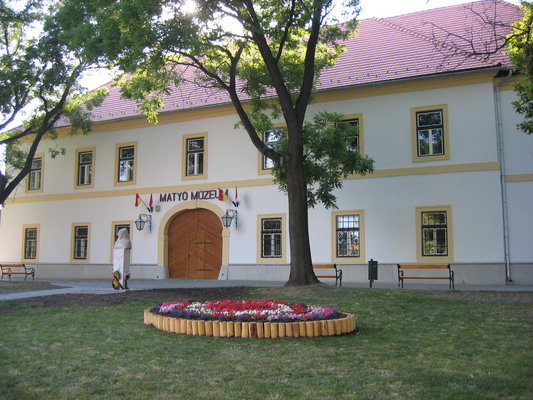 Mezkvesd results interesting and attractive for tourists not only because of its folk art. The Zsry Spa is one of the best known thermal baths of Hungary.