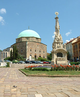 Misteriose tombe romane, Dschamis turche con cupole e un sottile minareto, fini ceramiche Zsolnay, quadri Csontvry di altissimo valore, decorativi modelli Vasarely, mandorli in fiore in primavera, ristoranti e caff con un'atmosfera gradevole: tutto ci  Pcs. La citt si trova a 200 km da Budapest.