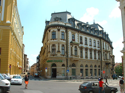 La ciudad de Pcs es una mezcolanza de bvedas de la poca romana, minaretes y djamis de cpulas turcas, de refinada porcelana Zsolnay, pinturas de Csontvry, de las formas decorativas de Vasarely, almendros en flor y restaurantes y cafeteras de ambiente irresistible. Se encuentra situado a 200 kilmetros al sur de Budapest.