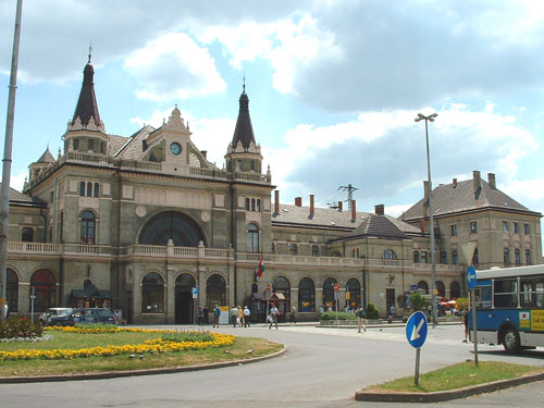 La ciudad de Pcs es una mezcolanza de bvedas de la poca romana, minaretes y djamis de cpulas turcas, de refinada porcelana Zsolnay, pinturas de Csontvry, de las formas decorativas de Vasarely, almendros en flor y restaurantes y cafeteras de ambiente irresistible. Se encuentra situado a 200 kilmetros al sur de Budapest.