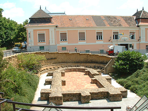 La ciudad de Pcs es una mezcolanza de bvedas de la poca romana, minaretes y djamis de cpulas turcas, de refinada porcelana Zsolnay, pinturas de Csontvry, de las formas decorativas de Vasarely, almendros en flor y restaurantes y cafeteras de ambiente irresistible. Se encuentra situado a 200 kilmetros al sur de Budapest.