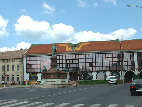 Misteriose tombe romane, Dschamis turche con cupole e un sottile minareto, fini ceramiche Zsolnay, quadri Csontvry di altissimo valore, decorativi modelli Vasarely, mandorli in fiore in primavera, ristoranti e caff con un'atmosfera gradevole: tutto ci  Pcs. La citt si trova a 200 km da Budapest.