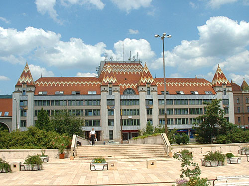 La ciudad de Pcs es una mezcolanza de bvedas de la poca romana, minaretes y djamis de cpulas turcas, de refinada porcelana Zsolnay, pinturas de Csontvry, de las formas decorativas de Vasarely, almendros en flor y restaurantes y cafeteras de ambiente irresistible. Se encuentra situado a 200 kilmetros al sur de Budapest.