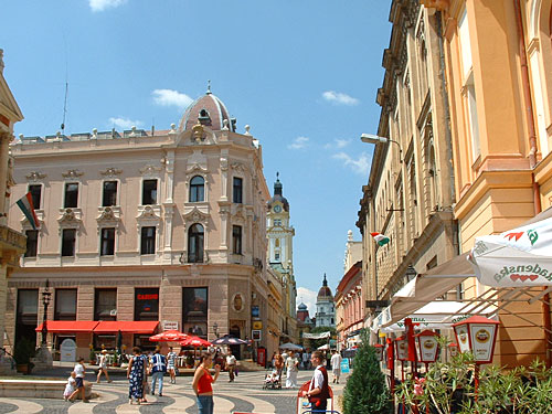 La ciudad de Pcs es una mezcolanza de bvedas de la poca romana, minaretes y djamis de cpulas turcas, de refinada porcelana Zsolnay, pinturas de Csontvry, de las formas decorativas de Vasarely, almendros en flor y restaurantes y cafeteras de ambiente irresistible. Se encuentra situado a 200 kilmetros al sur de Budapest.