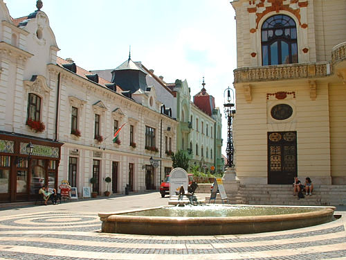 Misteriose tombe romane, Dschamis turche con cupole e un sottile minareto, fini ceramiche Zsolnay, quadri Csontvry di altissimo valore, decorativi modelli Vasarely, mandorli in fiore in primavera, ristoranti e caff con un'atmosfera gradevole: tutto ci  Pcs. La citt si trova a 200 km da Budapest.