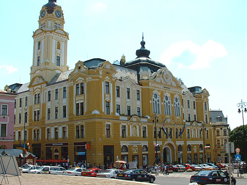 La ciudad de Pcs es una mezcolanza de bvedas de la poca romana, minaretes y djamis de cpulas turcas, de refinada porcelana Zsolnay, pinturas de Csontvry, de las formas decorativas de Vasarely, almendros en flor y restaurantes y cafeteras de ambiente irresistible. Se encuentra situado a 200 kilmetros al sur de Budapest.