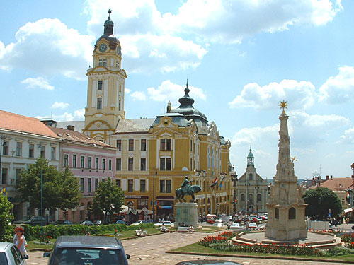 La ciudad de Pcs es una mezcolanza de bvedas de la poca romana, minaretes y djamis de cpulas turcas, de refinada porcelana Zsolnay, pinturas de Csontvry, de las formas decorativas de Vasarely, almendros en flor y restaurantes y cafeteras de ambiente irresistible. Se encuentra situado a 200 kilmetros al sur de Budapest.