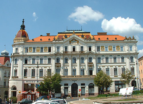 La ciudad de Pcs es una mezcolanza de bvedas de la poca romana, minaretes y djamis de cpulas turcas, de refinada porcelana Zsolnay, pinturas de Csontvry, de las formas decorativas de Vasarely, almendros en flor y restaurantes y cafeteras de ambiente irresistible. Se encuentra situado a 200 kilmetros al sur de Budapest.