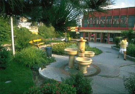 La ciudad de Sifok est situada en la desembocadura del canal Si de la cuenca oriental del lago Balaton, a (105 kms) de la ciudad de Budapest, desde donde se llega a travs de la autopista nacional M-7. Forma parte de la Costa Dorada(Aranypart), donde se dan cita miles de turistas todos los veranos para disfrutar de sus playas a la orilla del lago.