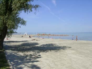 Sifok  situato sulla parte sud del Lago Balaton dal sbocco del canale Si. Per arrivare da Budapest a Sifok si usa l'autostrada M7 (105 km). La Costa d'oro di Sifok  uno delle coste pi lunghe e famose d'Ungheria con i suoi boschetti, passeggiate e spiagge.